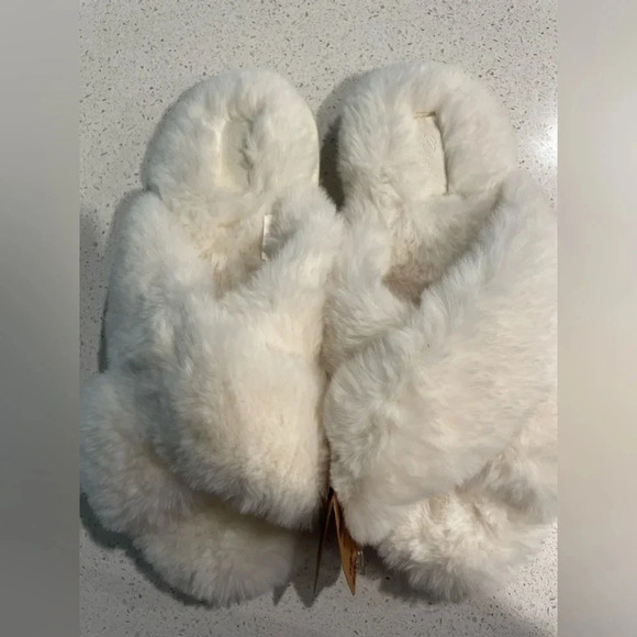 Victoria's Secret Faux Fur Slides
Slippers Size Medium - Picture 1 of 7